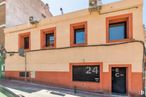 Retail for rent at Calle Sierra de los Filabres, 24, Puente de Vallecas, Madrid, 28038 with window, door, building, sky, house, wall, residential area, urban design, material property and facade around