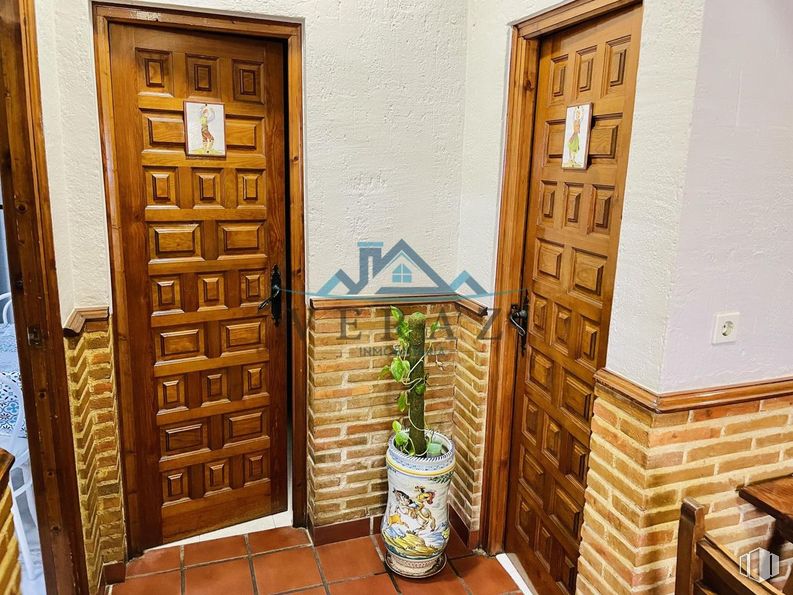 Local en alquiler en Carretera Calera y Chozas, Talavera de la Reina, Toledo, 45600 con puerta, propiedad, edificio, madera, madera dura, suelos, tinte para madera, arte, puerta de casa y casa alrededor