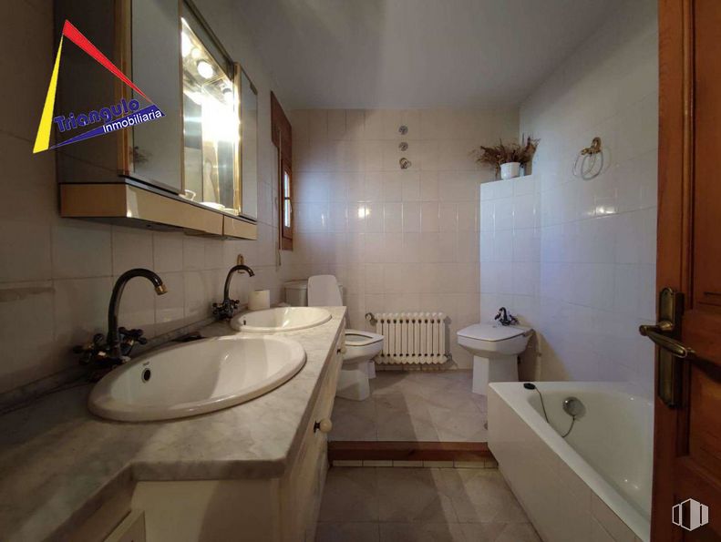 Retail for sale at Calle Tejedores, Segovia, 40004 with sink, mirror, tap, plumbing fixture, property, bathtub, bathroom sink, building, bathroom and purple around