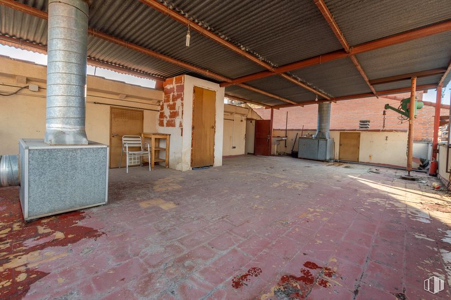 Local en venta en Calle Calvario, 6, Azuqueca de Henares, Guadalajara, 19200 con mueble, silla, madera, pasillo, piso, casa, suelo, albañilería, espacio público y superficie de la carretera alrededor