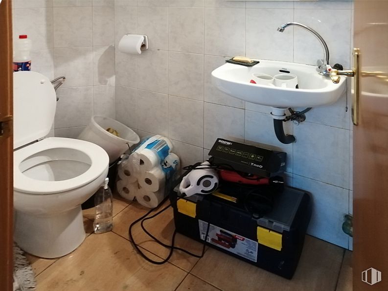 Retail for sale & for rent at Paseo San Roque, Ávila, 05003 with toilet, sink, tap, plumbing fixture, interior design, bathroom, floor, flooring, household supply and plumbing around