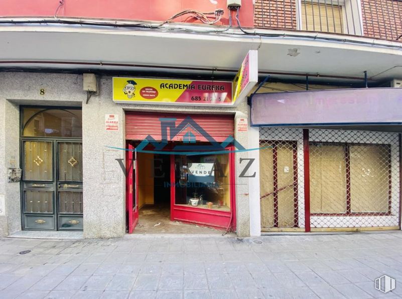 Retail for sale at Calle Angel Alcazar, Talavera de la Reina, Toledo, 45600 with architecture, door, fixture, facade, awning, gas, building, city, street and font around