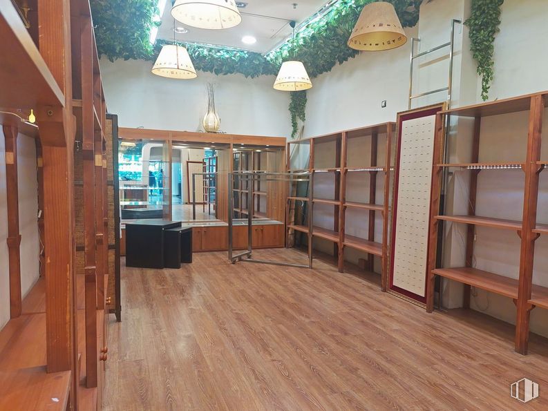 Retail for rent at C.C. Alcalá Norte, Calle Alcalá, 414, Ciudad Lineal, Madrid, 28027 with light fixture, lighting, wood, shelving, flooring, shelf, interior design, floor, wood stain and wood flooring around