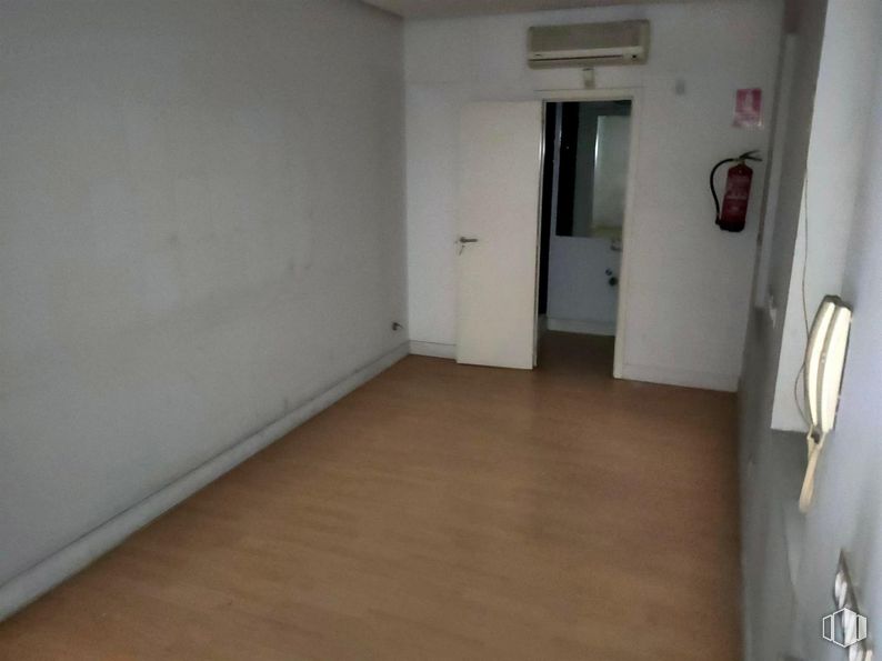 Local en venta en Calle Fuente del Berro,  35, Salamanca, Madrid, 28009 con puerta, accesorio, madera, asa, suelo, suelos, edificio, puerta de casa, madera dura y techo alrededor