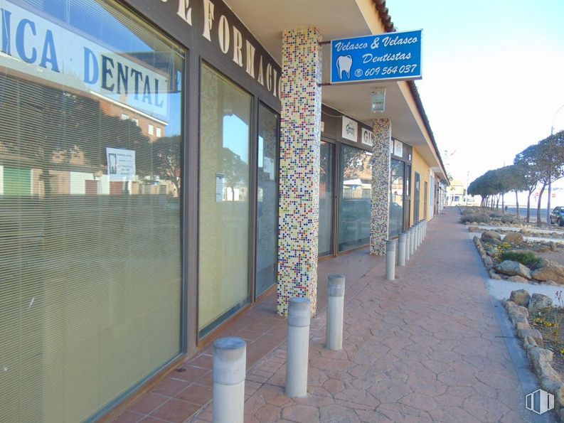 Retail for sale & for rent at Avenida Pablo Garnica, 39, Alcaudete de la Jara, Toledo, 45662 with building, plant, sky, shade, road surface, facade, sidewalk, urban design, city and mixed-use around