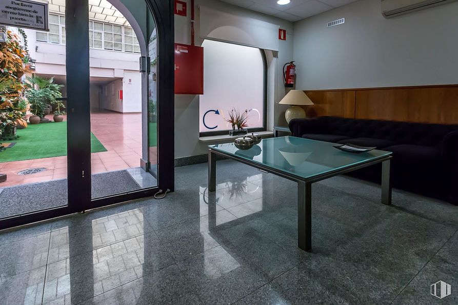 Oficina en alquiler en Avenida Valle de Esteribar, Villanueva de la Cañada, Madrid, 28691 con sofá, mesa de centro, alumbrado, mesa, edificio, planta, casa, interiorismo, sala de recreo y ventana alrededor