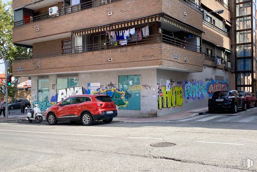 Retail for sale & for rent at Calle Canal de Bósforo, San Blas - Canillejas, Madrid, 28022 with car, building, wheel, tire, land vehicle, automotive parking light, vehicle, window, plant and motor vehicle around