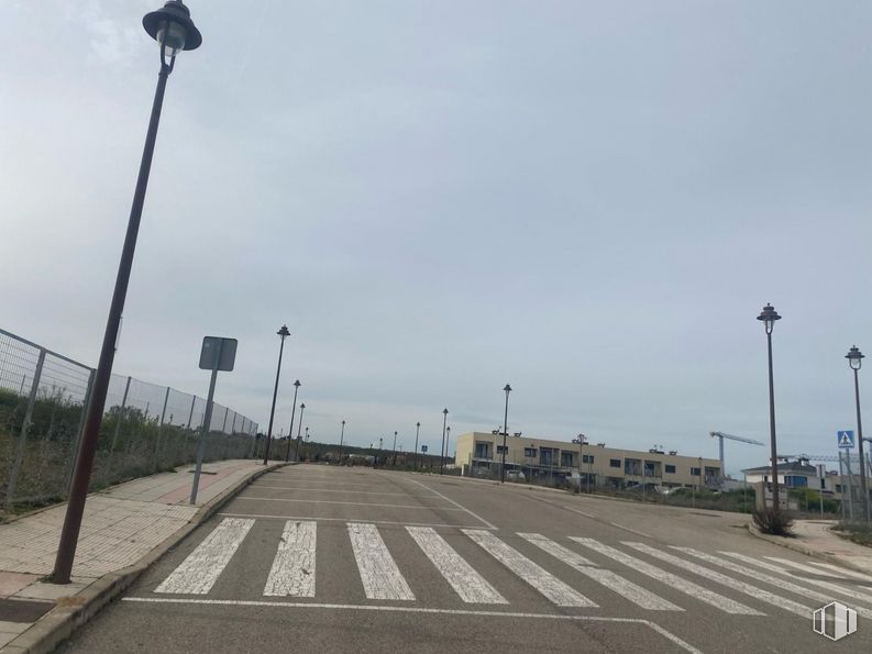 Land for sale at Calle Caspueñas, Cabanillas del Campo, Guadalajara, 19171 with sky, cloud, street light, road surface, asphalt, line, thoroughfare, road, urban design and tar around