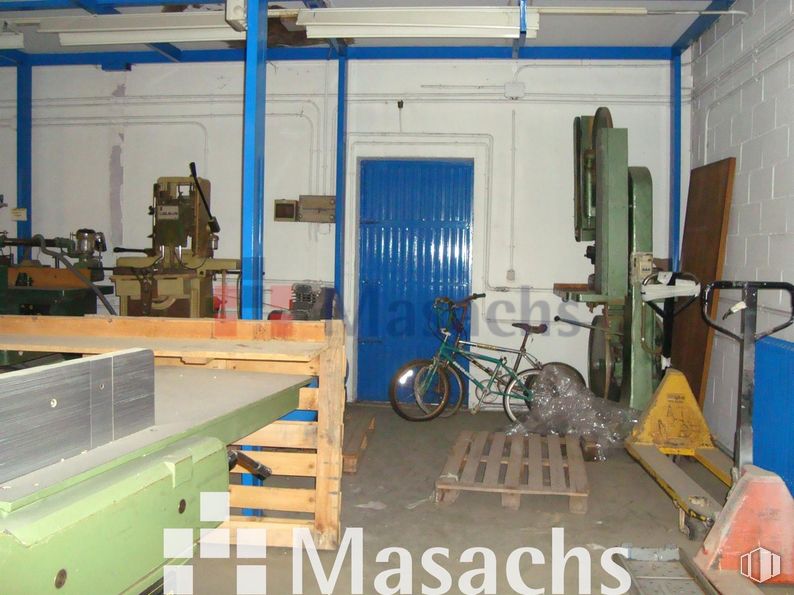 Nave en venta en Zona Industrial, Alcobendas, Madrid, 28100 con bicicleta, puerta, neumático, rueda, rueda de bicicleta, madera, suelos, edificio, suelo y cuadro de bicicleta alrededor