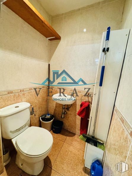 Retail for sale at Calle Victor Benito Zalduondo, Talavera de la Reina, Toledo, 45600 with toilet, building, bathroom, blue, plumbing fixture, toilet seat, house, interior design, bathroom sink and flooring around