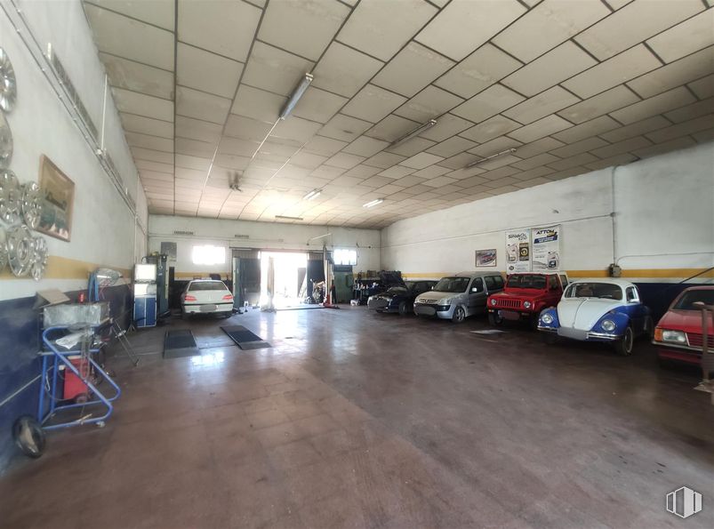 Industrial for sale at Calle Vino, La Puebla de Almoradiel, Toledo, 45840 with car, automotive parking light, tire, wheel, vehicle, hall, motor vehicle, floor, automotive design and building around