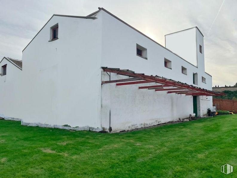 Industrial for sale at Calle Raso de las Estrellas, Aranjuez, Madrid, 28300 with house, building, plant, sky, cloud, window, land lot, fixture, grass and slope around