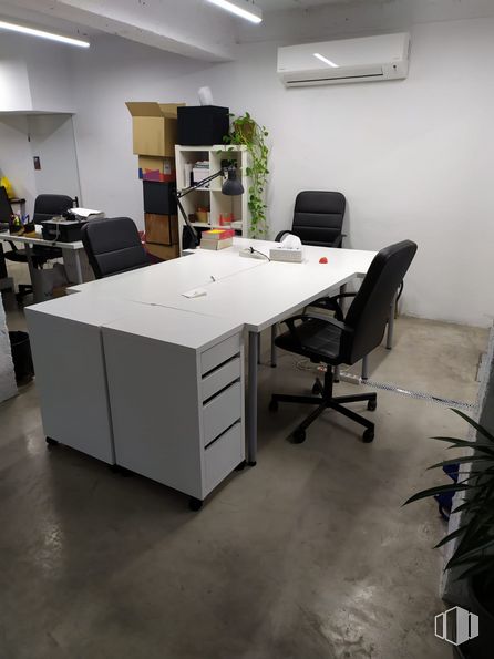 Office for rent at Calle Valle de Oro, 50, Carabanchel, Madrid, 28019 with chair, table, furniture, computer desk, office chair, white, black, desk, rectangle and line around