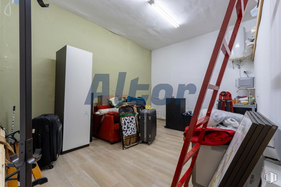 Local en venta en Calle Luis Ruiz, Ciudad Lineal, Madrid, 28017 con escalera, equipaje y bolsos, mueble, propiedad, edificio, madera, interiorismo, diseño automovilístico, suelo y suelos alrededor