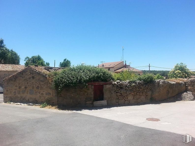 Land for sale at Casco antiguo, Ávila, 05194 with house, sky, plant, land lot, tree, road surface, asphalt, cloud, landscape and road around