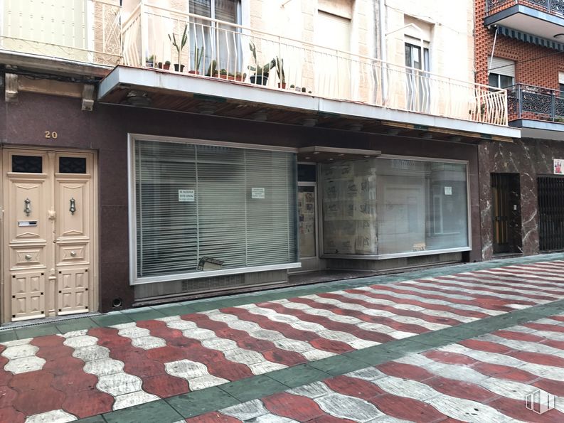 Retail for rent at Calle Grande, 20, Quintanar de la Orden, Toledo, 45800 with window blind, door, property, window, building, infrastructure, road surface, brickwork, asphalt and brick around