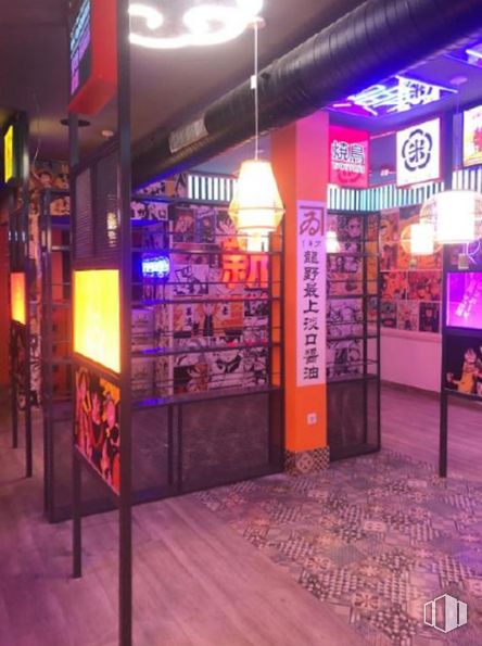 Retail for sale at Ronda Valencia, Centro, Madrid, 28012 with electricity, magenta, electric blue, flooring, neon, machine, event, signage, night and advertising around