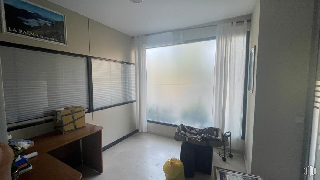 Retail for sale at Barrio Retiro, Retiro, Madrid, 28009 with window blind, luggage & bags, table, fixture, interior design, building, wood, shade, wall and real estate around