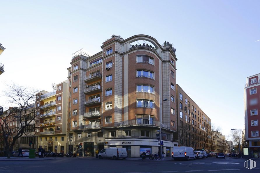 Oficina en alquiler en Calle Zurbarán, 8, Chamberí, Madrid, 28010 con edificio, cielo, ventana, luz de la calle, arquitectura, diseño urbano, bloque de torre, condominio, árbol y barrio alrededor