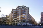 Office for rent at Calle Zurbarán, 8, Chamberí, Madrid, 28010 with building, sky, window, street light, architecture, urban design, tower block, condominium, tree and neighbourhood around