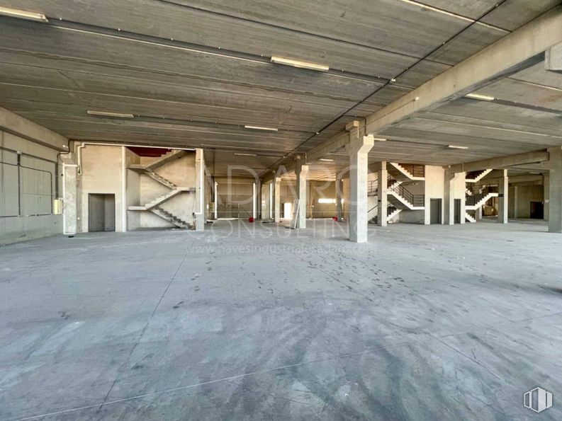 Industrial for rent at Calle Francisco Alonso, Alcalá de Henares, Madrid, 28806 with light fixture, lighting, floor, flooring, ceiling, composite material, column, concrete, beam and hall around