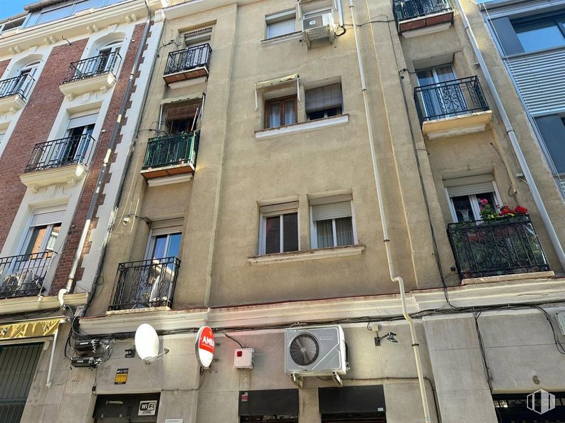 Local en venta en Calle Iriarte, Salamanca, Madrid, 28028 con ventana, durante el día, edificio, propiedad, accesorio, arquitectura, diseño urbano, condominio, barrio y bloque de pisos alrededor