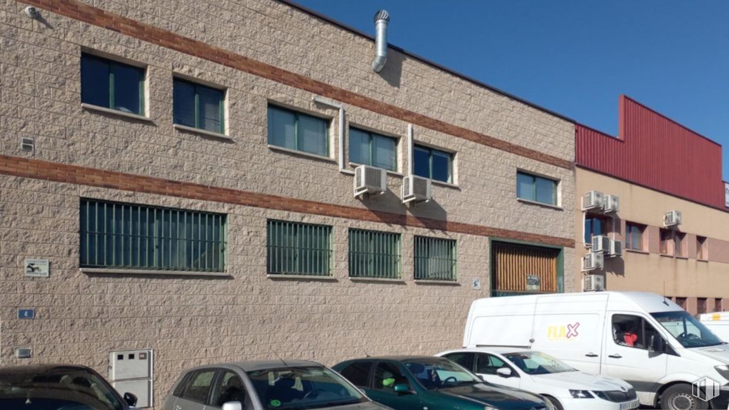 Industrial for sale at Pol. Ind. Prado Overa , Leganés, Madrid, 28914 with van, car, window, automotive parking light, automotive lighting, parking, automotive tail & brake light, family car, light commercial vehicle and automotive mirror around