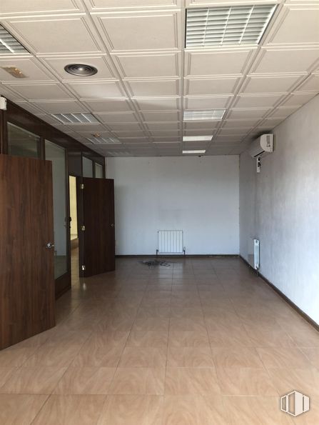 Industrial for sale at San Crispín - La Estación Consorcio, Colmenar Viejo, Madrid, 28770 with door, light fixture, flooring, floor, ceiling, wood, interior design, lighting, hall and tile flooring around