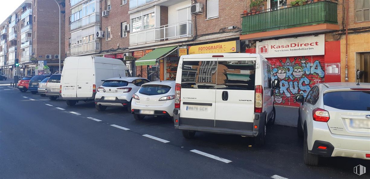 Local en venta en Avenida Nuestra Señora de Valvanera, Carabanchel, Madrid, 28025 con coche, camioneta, persona, rueda, vehículo terrestre, neumático, luz de estacionamiento, vehículo, ventana y edificio alrededor