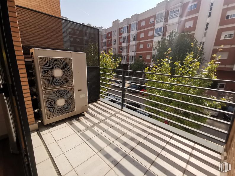 Oficina en venta en Calle Cronos, 20, San Blas - Canillejas, Madrid, 28037 con edificio, ventilador mecánico, planta, cielo, ventana, madera, diseño urbano, condominio, inmobiliario y hierba alrededor