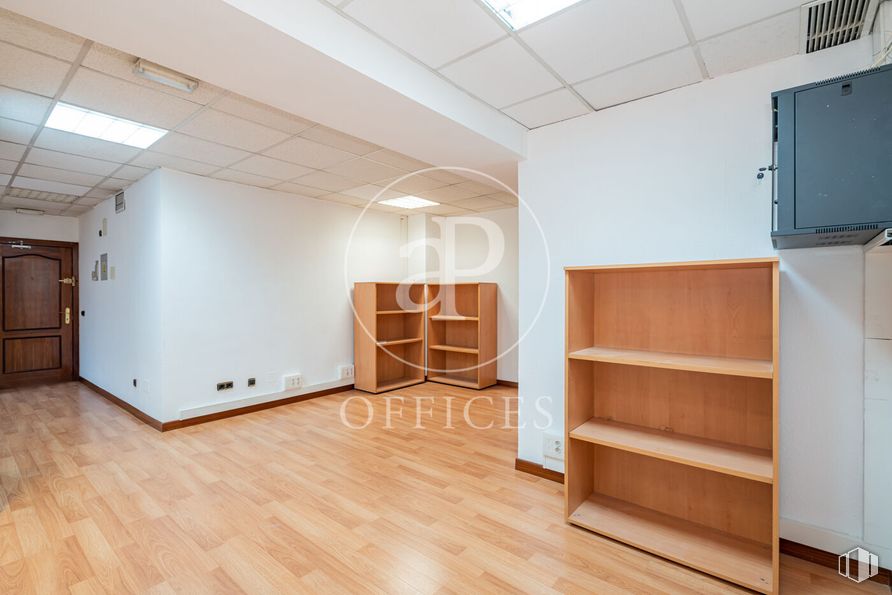 Oficina en alquiler en Calle Sancho Dávila, Salamanca, Madrid, 28028 con estantería, puerta, lámpara, edificio, madera, ebanistería, interiorismo, suelos, suelo y hall alrededor