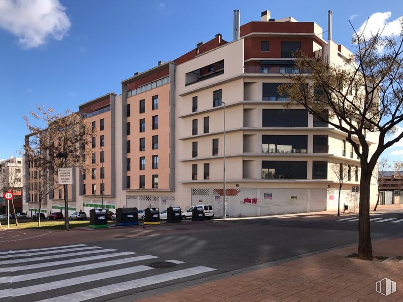 Local en alquiler en Calle Eulalia Abaitua, 1, Guadalajara, 19005 con edificio, cielo, propiedad, nube, ventana, árbol, luz de la calle, diseño urbano, condominio y área residencial alrededor