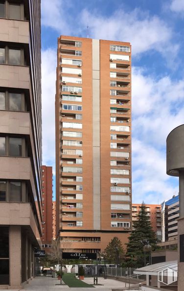 Oficina en alquiler en Calle Poeta Joan Maragall, Tetuán, Madrid, 28020 con edificio, ventana, nube, cielo, rascacielos, diseño urbano, bloque de torres, accesorio, árbol y material compuesto alrededor