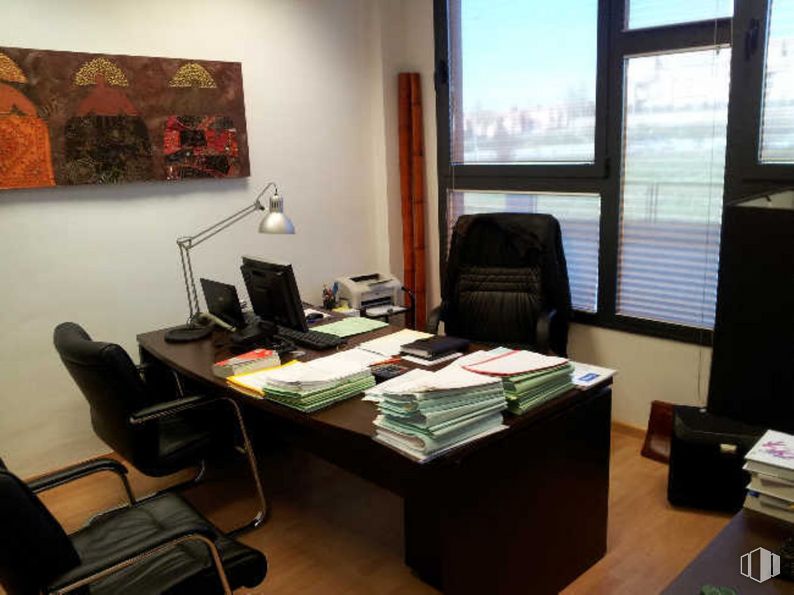 Oficina en venta en Edificio Prolar, Calle Carpinteros, 6, Villaviciosa de Odón, Madrid, 28670 con lámpara, silla, escritorio, ventana, mesa, mueble, propiedad, ordenador, escritorio de computadora, monitor de computadora, computadora personal y silla de oficina alrededor