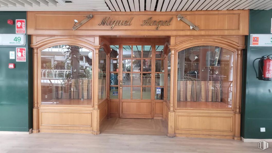 Retail for sale & for rent at Calle Comunidad de Madrid, Las Rozas de Madrid, Madrid, 28230 with door, wood, fixture, hardwood, facade, retail, glass, home door, wood stain and metal around