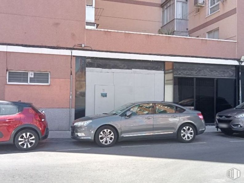 Retail for sale at Calle Virgen de Aranzadu, Fuencarral - El Pardo, Madrid, 28034 with car, wheel, tire, window, land vehicle, vehicle, automotive lighting, motor vehicle, automotive exterior and automotive parking light around