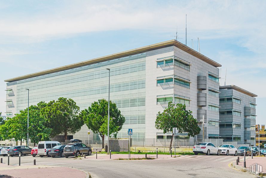 Oficina en alquiler en Calle Anabel Segura, 7, Alcobendas, Madrid, 28109 con edificio, cielo, nube, propiedad, coche, rueda, luz de la calle, árbol, planta y arquitectura alrededor