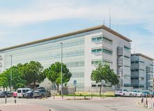 Oficina en alquiler en Calle Anabel Segura, 7, Alcobendas, Madrid, 28109 con edificio, cielo, nube, propiedad, coche, rueda, luz de la calle, árbol, planta y arquitectura alrededor