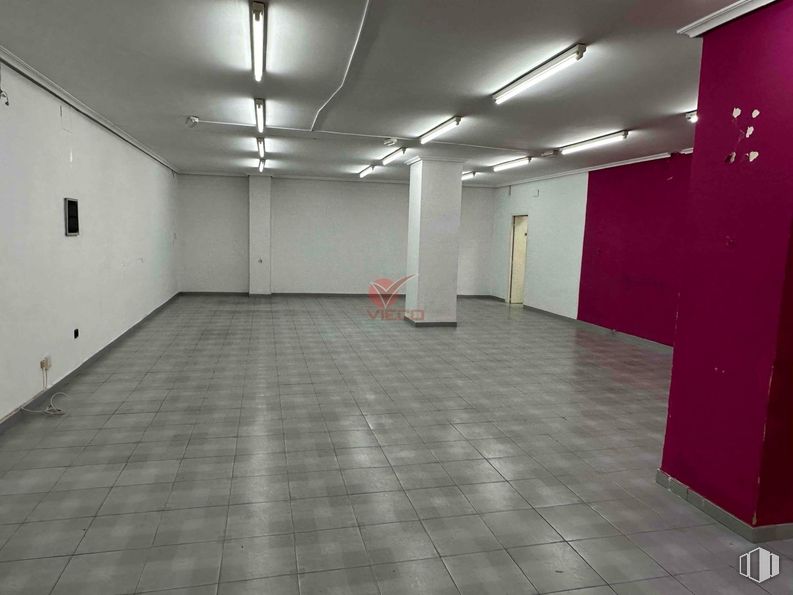 Retail for sale at Zona centro, Cuenca, 16004 with light fixture, lighting, flooring, floor, ceiling, composite material, tile flooring, concrete, fluorescent lamp and hall around