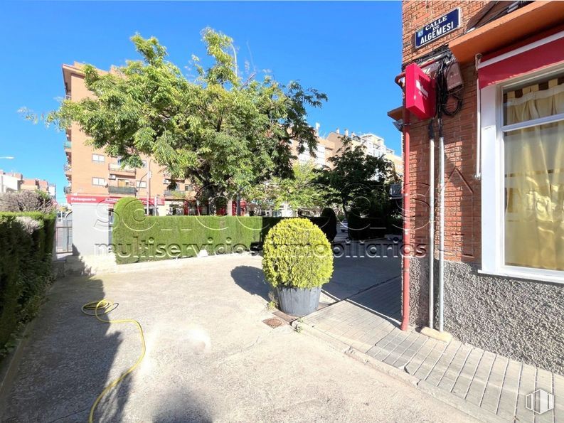 Local en venta en Casco Histórico de Barajas, Barajas, Madrid, 28042 con cielo, planta, edificio, ventana, superficie de la carretera, asfalto, diseño urbano, barrio, casa y carretera alrededor