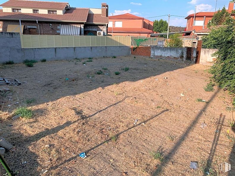 Land for sale at Casco antiguo, Aldea del Fresno, Madrid, 28620 with plant, sky, land lot, road surface, asphalt, tree, wall, residential area, brickwork and landscape around