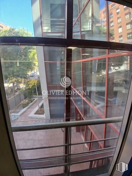 Office for rent at Zona Centro, La Latina, Madrid, 28011 with daytime, fixture, interior design, automotive exterior, tree, glass, facade, window, composite material and tints and shades around