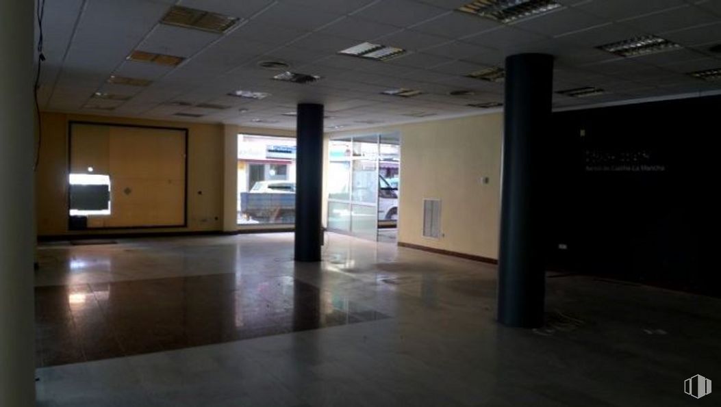 Local en alquiler y venta en Calle Princesa Zaida, Cuenca, 16002 con armario, edificio, accesorio, arquitectura, suelo, piso, pasillo, aparcamiento, techo y evento alrededor