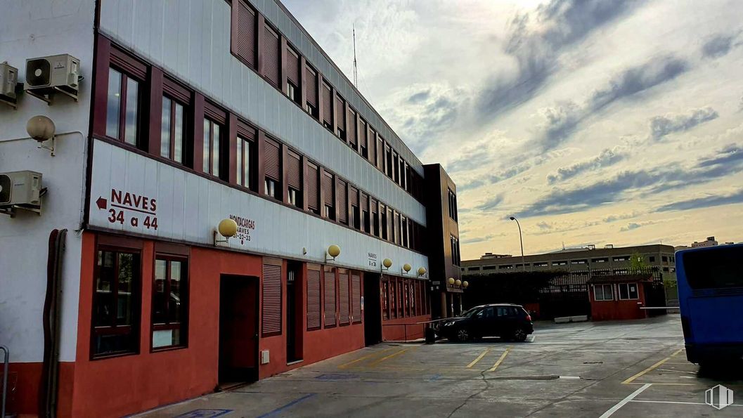 Local en alquiler en Calle Arboleda, 14, Puente de Vallecas, Madrid, 28031 con coche, edificio, nube, cielo, propiedad, ventana, luz de estacionamiento automotriz, vehículo, infraestructura y arquitectura alrededor