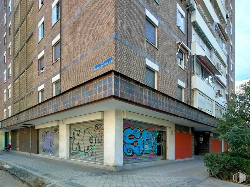 Retail for sale at Calle Arroyo Fontarrón, Moratalaz, Madrid, 28030 with building, window, property, daytime, urban design, plant, facade, residential area, condominium and brick around