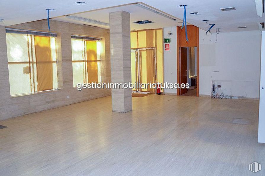 Retail for rent at Plaza de Santa Ana, Ávila, 05001 with window, fixture, hall, wood, interior design, flooring, floor, tile flooring, ceiling and glass around