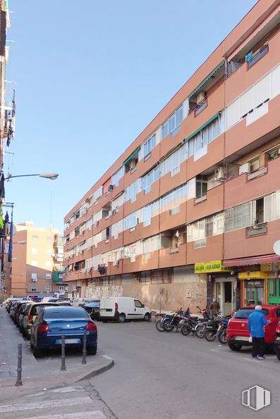 Local en alquiler y venta en Calle de Málaga, 1, Fuenlabrada, Madrid, 28945 con coche, edificio, persona, rueda, neumático, vehículo terrestre, cielo, vehículo, ventana y infraestructura alrededor