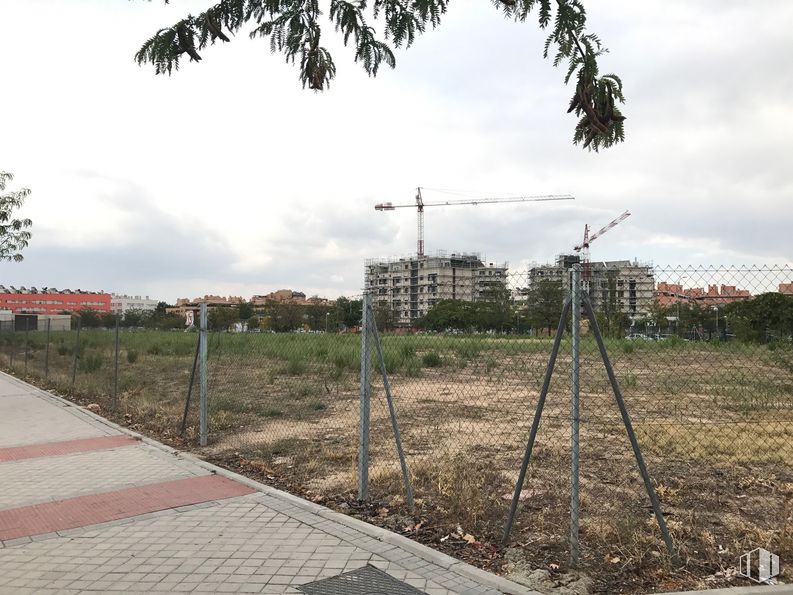 Suelo en venta en Calle Playa de Riazor, Barajas, Madrid, 28042 con edificio, alumbrado, nube, cielo, planta, lote de terreno, árbol, superficie de la carretera, hierba y asfalto alrededor