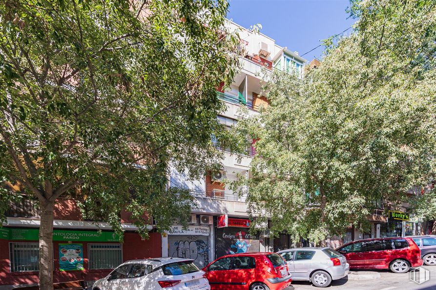 Local en alquiler y venta en Calle Ezequiel Solana, 10, Ciudad Lineal, Madrid, 28017 con coche, edificio, rueda, vehículo terrestre, neumático, vehículo, planta, vehículo de motor, luz de estacionamiento y matrícula del vehículo alrededor