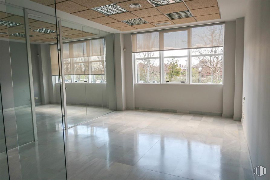 Office for sale & for rent at Calle Chile, Las Rozas de Madrid, Madrid, 28290 with window, flooring, floor, interior design, ceiling, glass, composite material, tile flooring, hall and transparency around